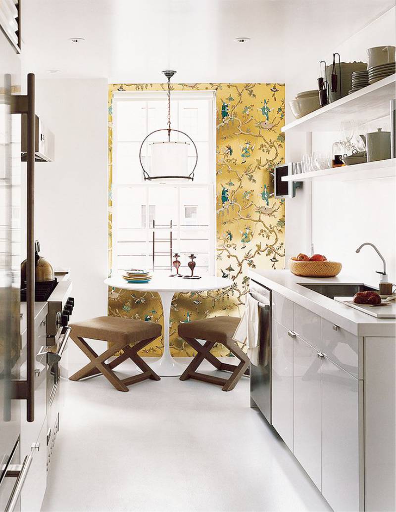 Zlaté tapety v interiéri kuchyne